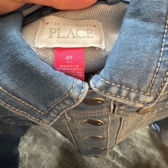 2t light/medium blue denim jacket by children’s place-2 pulls in fabric - Picture 3 of 4